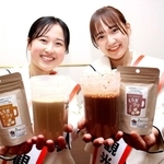 牛乳や豆乳に溶かして飲める商品「もち麦ラテ」をＰＲするふくさき観光大使の２人＝福崎町高岡