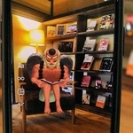 スマートフォンのカメラを向けると読書する妖怪が現れる＝福崎町西田原