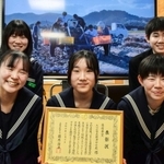 映像制作を手がけた御津中学校３年の５人＝たつの市役所