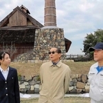 塩田復元施設で赤穂の塩の歴史を学ぶジョン森さん（中央）ら（ユーチューブより）