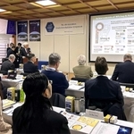 石川哲也・理化学研究所放射光科学研究センター長がスプリング８の施設について説明した国際シンポジウム＝滋賀県大津市