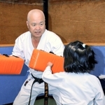 学童の子に空手の楽しさを伝える内藤さん＝福崎町西田原