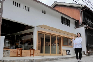 「空家活用特区」の坂越大道に飲食店兼設計事務所「ＴＯＲＯ」をオープンさせた坂田文香さん＝赤穂市坂越