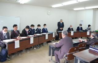 市長選に向け開かれた立候補予定者説明会＝相生市旭１、市立総合福祉会館