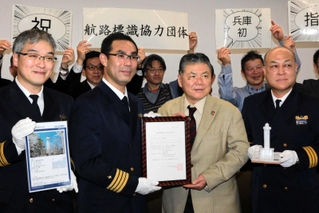 赤穂御崎灯台に関する協力関係を結んだ、赤穂観光協会の春本新二会長（手前右から２人目）と姫路海上保安部の浅野光行部長（同右から３人目）＝赤穂市役所