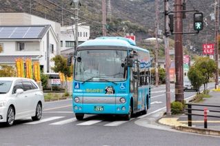 赤穂市内を回るコミュニティーバス「ゆらのすけ」＝赤穂市加里屋中洲２