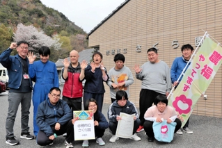 ひょうご農福連携コンテストでグランプリに輝いた赤穂市立さくら園の利用者ら＝赤穂市大津