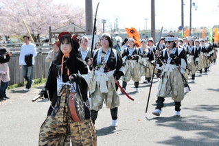 赤穂城跡を悠々と歩く女人義士行列＝赤穂市上仮屋