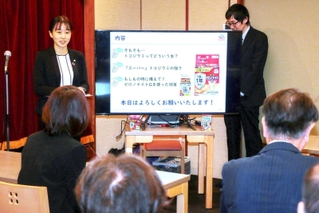 アース製薬の研究員がトコジラミの対処法について話した、赤穂旅館組合の勉強会＝赤穂市御崎