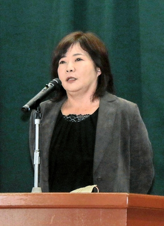 命のはかなさ、尊さを中学生に説いた「復元納棺師」の笹原留似子さん＝赤穂市塩屋、赤穂西中学校