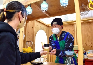 みんなの広場のカフェブースで活動するメンバー＝たつの市龍野町島田、コープ龍野