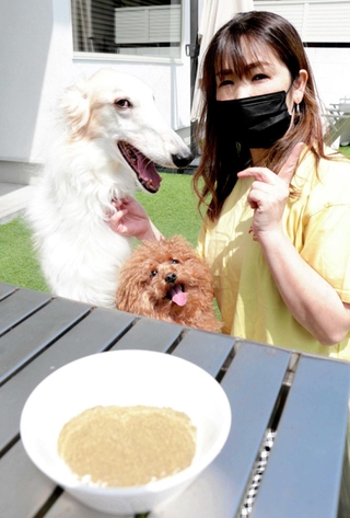 赤穂のカキを使った粉末タイプのドッグフードを開発した松井操さん＝赤穂市朝日町