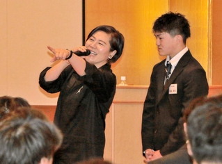 赤穂市内の企業に就職した新入社員とのミニコントを見せた青木さやかさん（左）＝赤穂市加里屋中洲