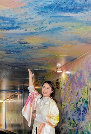 中国自動車道山崎インターチェンジ（ＩＣ）の高架下通路の天井や壁面を描画した植田志保さん＝宍粟市山崎町中広瀬
