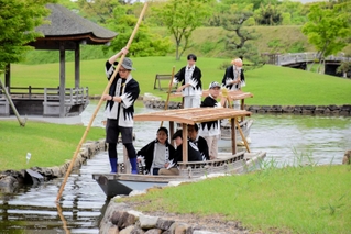 二之丸庭園内の池で、ゆったりと遊覧を楽しむ観光客ら＝赤穂市上仮屋