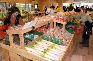 売り場面積が広がった農産物直売所「味わいの里三日月」＝佐用町乃井野