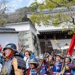 勝ちどきを上げ、城下町を進む龍野武者行列の一団＝たつの市龍野町