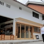 「空家活用特区」の坂越大道に飲食店兼設計事務所「ＴＯＲＯ」をオープンさせた坂田文香さん＝赤穂市坂越