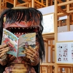自身の日常が描かれた漫画本を読むガジロウ＝福崎町西田原