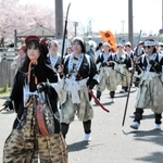 赤穂城跡を悠々と歩く女人義士行列＝赤穂市上仮屋