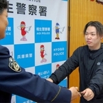 特殊詐欺被害を未然に防ぎ森健市署長から感謝状を受ける山田悠斗さん＝相生市陸本町、相生署
