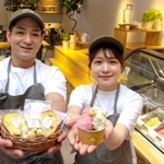 神崎郡で作られた果物や卵を使ったジェラートや焼き菓子を販売する河野陽菜さん（右）と優太さん＝神河町上岩