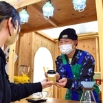 みんなの広場のカフェブースで活動するメンバー＝たつの市龍野町島田、コープ龍野
