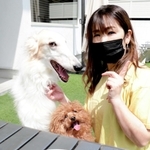 赤穂のカキを使った粉末タイプのドッグフードを開発した松井操さん＝赤穂市朝日町