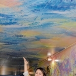 中国自動車道山崎インターチェンジ（ＩＣ）の高架下通路の天井や壁面を描画した植田志保さん＝宍粟市山崎町中広瀬