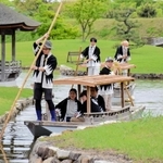 二之丸庭園内の池で、ゆったりと遊覧を楽しむ観光客ら＝赤穂市上仮屋