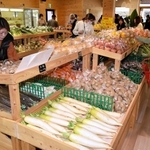 売り場面積が広がった農産物直売所「味わいの里三日月」＝佐用町乃井野