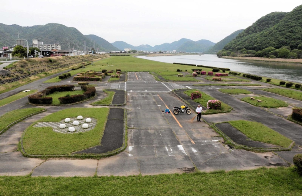 西播磨のおもしろ百景＞(1)赤穂の交通広場 河川敷に道路標識 ここは