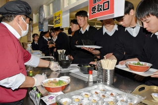 リニューアルした山崎高校の「３９食堂」で、メニューを注文する生徒たち＝宍粟市山崎町加生