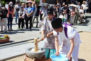 「よいしょ」のかけ声できねを振り下ろす神職＝赤穂市上仮屋
