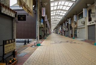 シャッターが下りたままの店舗が目立つ本町商店街＝相生市旭４