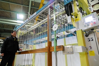西村製作が開発した自動箸入れ機＝たつの市誉田町広山