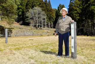 たたら製鉄が行われたいた天児屋鉄山跡。「ここで鉄が造られていた」と上山明さんが解説してくれた＝宍粟市千種町西河内