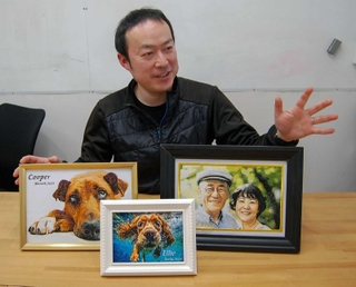 新たに始めたフォト刺しゅうビジネスについて熱く語る深山陽一朗社長＝相生市矢野町小河、深山農園