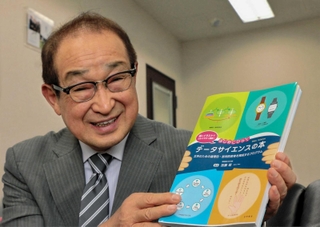 データサイエンスの解説本を出版した関西福祉大学の加藤明学長＝赤穂市新田、同大学