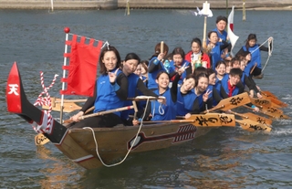 一般女子の部で２０連覇し、笑顔を見せるスーパードルフィンの選手たち＝相生市の相生湾（撮影・辰巳直之）