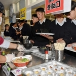 リニューアルした山崎高校の「３９食堂」で、メニューを注文する生徒たち＝宍粟市山崎町加生