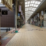 シャッターが下りたままの店舗が目立つ本町商店街＝相生市旭４