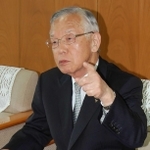 再選から一夜明けて記者会見する谷口芳紀市長＝相生市役所