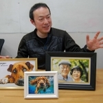 新たに始めたフォト刺しゅうビジネスについて熱く語る深山陽一朗社長＝相生市矢野町小河、深山農園