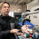 協働ロボットの力を借り、新商品開発に励む「ファイブ・ストレート」の品川太志さん＝市川町神崎