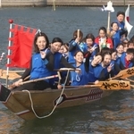 一般女子の部で２０連覇し、笑顔を見せるスーパードルフィンの選手たち＝相生市の相生湾（撮影・辰巳直之）