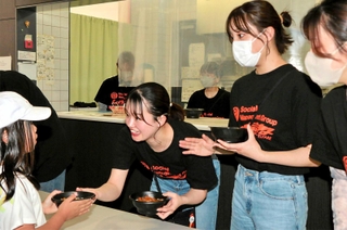 関西福祉大学で始まった子ども食堂。手作りのカレーを配る＝赤穂市新田