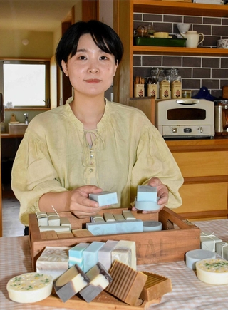 自分の肌の悩みから手作りせっけんの販売や教室を始めた後藤愛弓さん＝宍粟市山崎町