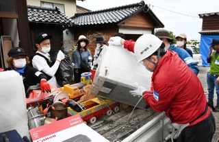 被災家屋から家財を運び出す記者ら＝５月３１日、石川県珠洲市宝立町（撮影・大田将之）