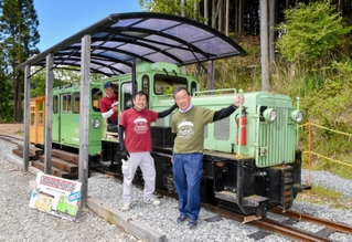 推薦産業遺産に選ばれた波賀森林鉄道を復活させた住民グループのメンバー＝フォレストステーション波賀